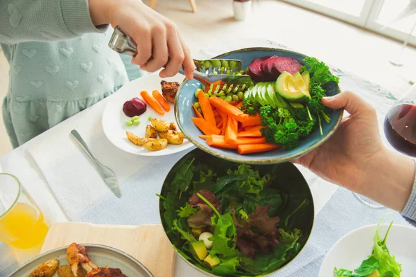 Overvew Foto Jantar Família Saudável Com Batata Assada Chiken Salada — Fotografia de Stock