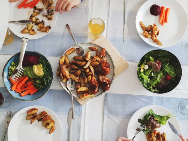 焼き芋と鶏とアボカド 大豆とビートルートとサラダと健康的な家族の夕食の概要写真 — ストック写真