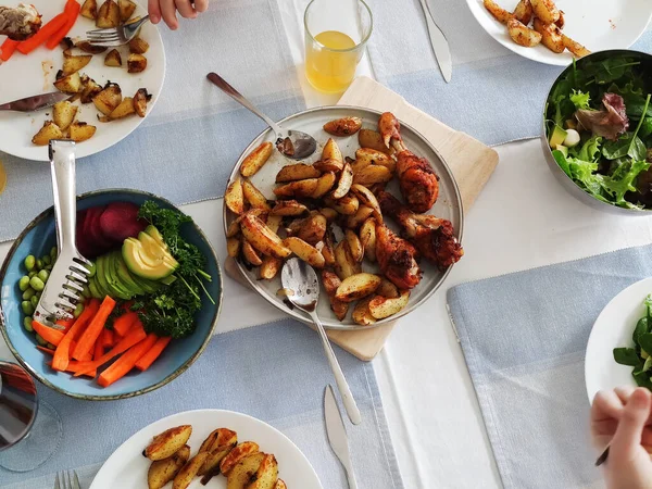 焼き芋と鶏とアボカド 大豆とビートルートとサラダと健康的な家族の夕食の概要写真 — ストック写真