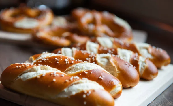 Nahaufnahme Von Laugenbrötchen Und Bayerischer Brezel Bäckerei — Stockfoto