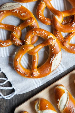 Fırında sodyum hidroksit ve Bavyera krakerinin yakın plan fotoğrafı.