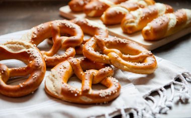 Fırında sodyum hidroksit ve Bavyera krakerinin yakın plan fotoğrafı.