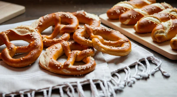 Fırında sodyum hidroksit ve Bavyera krakerinin yakın plan fotoğrafı.