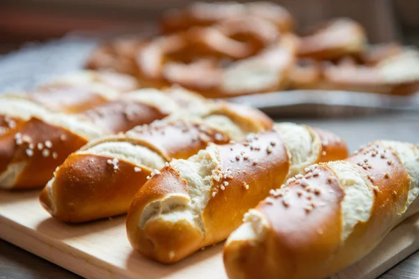 Szekrénykép Lúggal Bajor Pereccel Pékségben — Stock Fotó