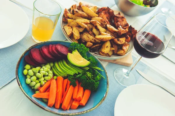 Foto Mesa Servida Com Legumes Saudáveistigela Com Soja Abacate Cenoura — Fotografia de Stock