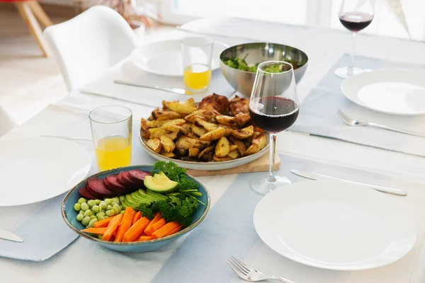 アボカド ビートルートと焼きポテトとヘルシーな野菜ボウル付きのテーブルの写真 — ストック写真