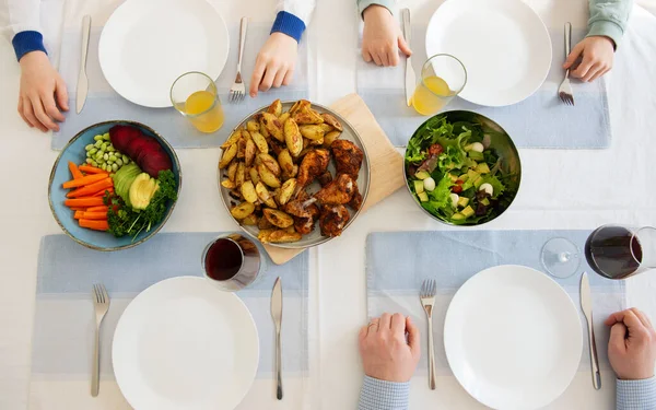 Overvew Foto Jantar Família Saudável Com Batata Assada Chiken Salada — Fotografia de Stock