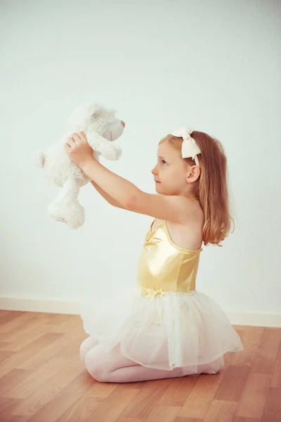 Słodkie Mało Blondynka Baletnica Balet Tutu Gospodarstwa Biały Miś Zabawka — Zdjęcie stockowe