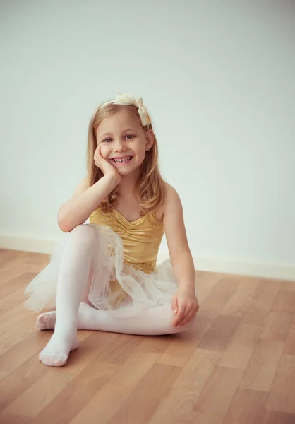 Mignonne Petite Fille Blonde Assise Dans Tutu Ballet Avec Arc — Photo
