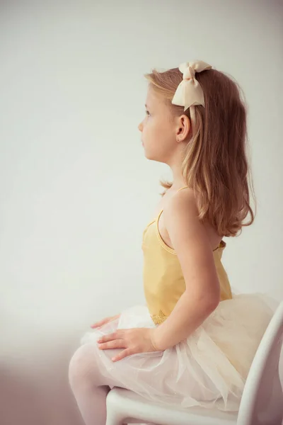 Menina Loira Bonito Sentado Tutu Balé Com Arco Cabelo — Fotografia de Stock