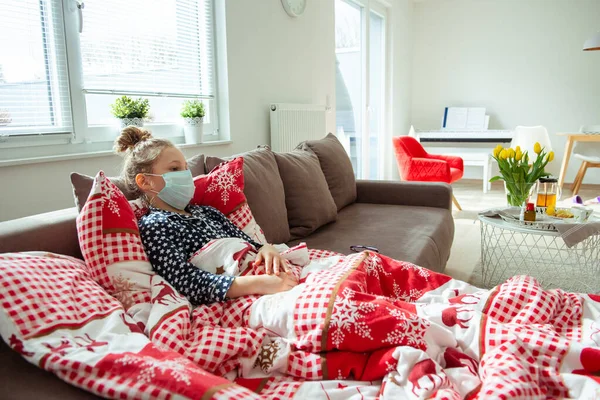 Pequena Menina Doente Que Coloca Com Máscara Cama Casa Quarentena — Fotografia de Stock