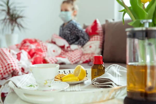 小さな病気の子供の女の子のためのコロナウイルスのために隔離された自宅でベッドでマスクを敷く — ストック写真