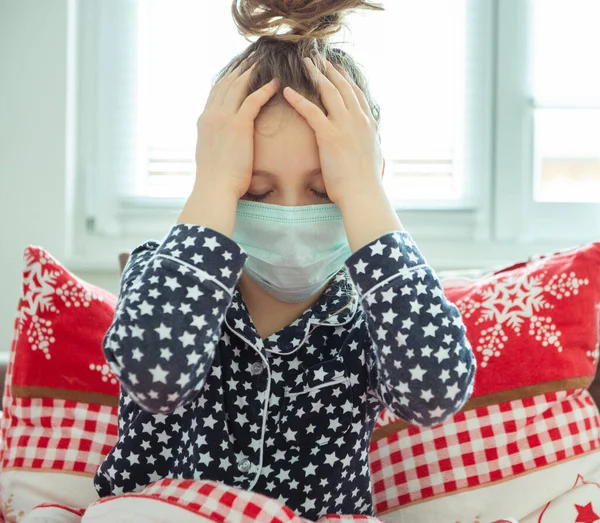 Cuarentena Del Coronavirus Para Una Niña Enferma Enmascarada — Foto de Stock