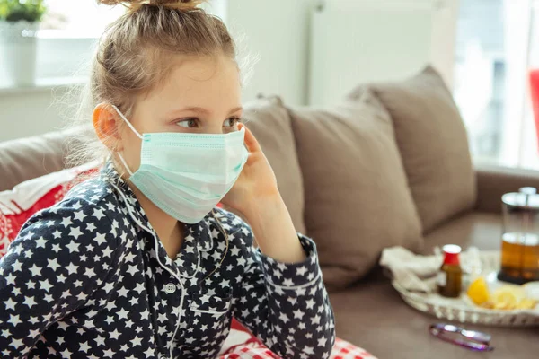 Retrato Niña Enferma Enmascarada Con Limón Cuarentena Convertido Coronavirus — Foto de Stock