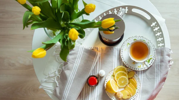 Bord Thee Citroen Gember Nachtkastje Met Gele Tulpen Door Corona — Stockfoto