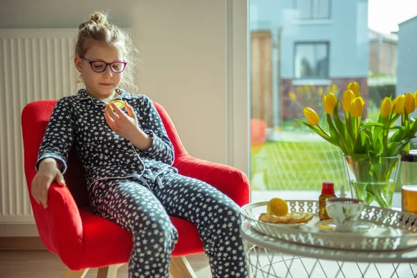 Retrato Pequena Menina Doente Máscara Com Limão Quarentena Becouse Coronavírus — Fotografia de Stock