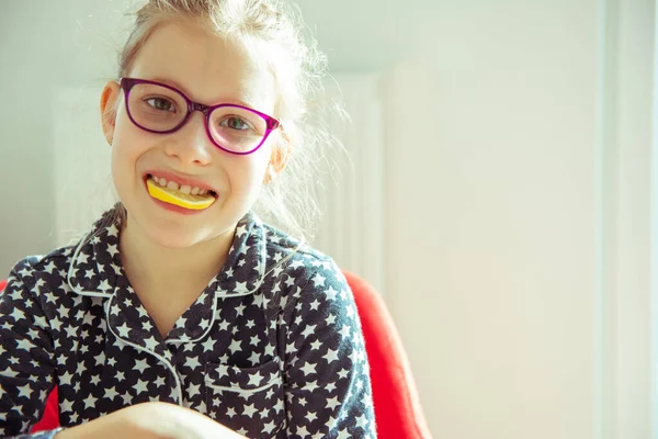 Porträt Eines Kleinen Kranken Mädchens Maske Mit Zitrone Und Quarantäne — Stockfoto