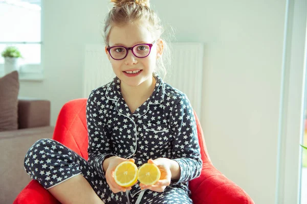 Ritratto Bambina Malata Maschera Con Limone Quarantena Becouse Coronavirus — Foto Stock