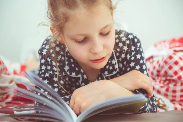 Söt Liten Flicka Läser Bok Med Karantän Grund Coronavirus — Stockfoto