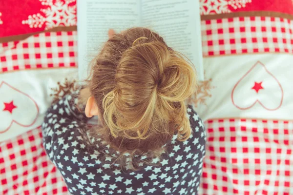 Koronavirüs Yüzünden Karantina Altında Kitap Okuyan Sevimli Küçük Kız — Stok fotoğraf