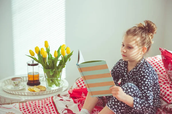 Adorável Menina Leitura Livro Tendo Quarentena Por Causa Coronavírus — Fotografia de Stock