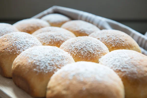 Närbild Fluffig Hemmagjord Austrisk Pulveriserad Buchteln Träskiva — Stockfoto