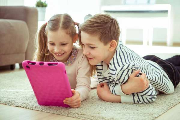 Dos Hermanos Niños Que Tienen Clase Línea Con Ordenador Portátil — Foto de Stock