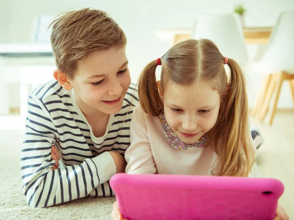 Niños Felices Hablando Divirtiéndose Con Amigos Usando Laptop Durante Cuarentena —  Fotos de Stock