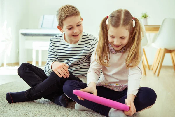Bambini Felici Che Parlano Divertono Con Gli Amici Usando Computer — Foto Stock