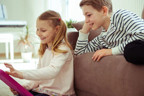 Frère Sœur Adolescents Travaillant Avec Une Tablette Maison Pendant Quarantaine — Photo