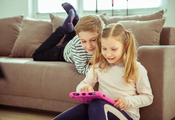 Tiener Broer Zus Werken Thuis Met Tablet Tijdens Coronavirus Quarantaine — Stockfoto