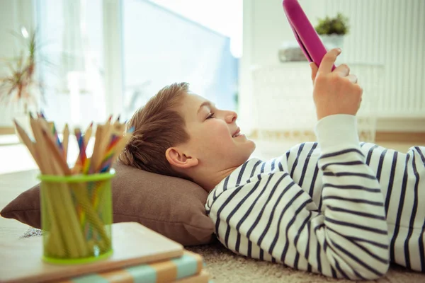 Teenager Schüler Liegt Auf Dem Boden Und Hat Videoanruf Mit — Stockfoto