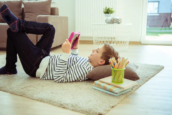 Tiener Schooljongen Liggend Vloer Het Hebben Van Video Gesprek Met — Stockfoto