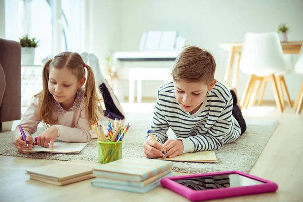 コロナウイルスの隔離中に家で勉強10代の子供 — ストック写真