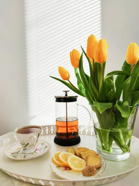 Πιάτο Τσάι Λεμόνι Και Τζίντζερ Στο Κομοδίνο Κίτρινες Τουλίπες Λόγω — Φωτογραφία Αρχείου