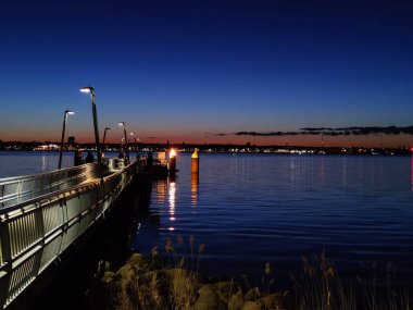 Almanya 'nın kuzeyindeki Baltık Denizi' nde iskeleli dramatik gün batımı