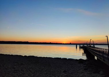 Almanya 'nın kuzeyindeki Baltık Denizi' nde iskeleli dramatik gün batımı