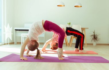 Mutlu kardeşlerim evde yoga yapan çocuklar koronavirüs karantinası altında.