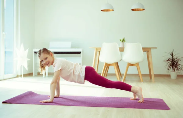 Ragazza Abbastanza Felice Bambino Divertirsi Facendo Esercizi Yoga Casa Durante — Foto Stock