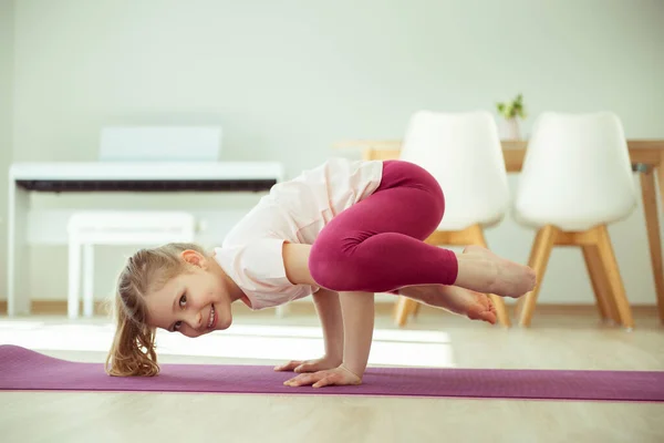 Ganska Glad Barn Flicka Har Kul Att Göra Yoga Övningar — Stockfoto