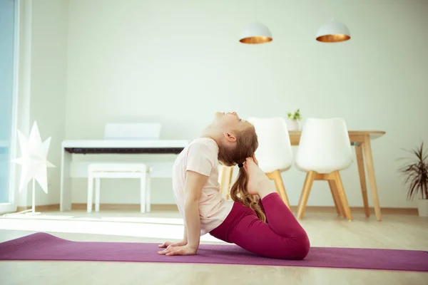 Jolie Fille Heureuse Enfant Amusant Faire Des Exercices Yoga Maison — Photo