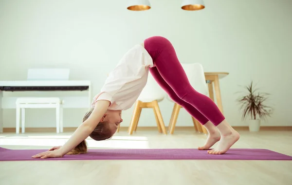 Niña Bastante Feliz Divirtiéndose Haciendo Ejercicios Yoga Casa Durante Cuarentena —  Fotos de Stock