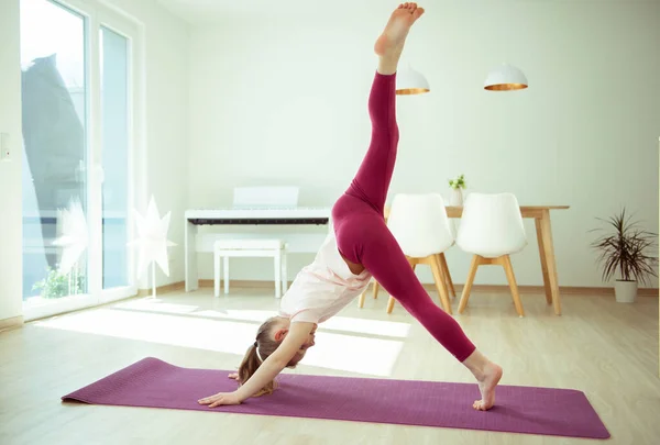 Niña Bastante Feliz Divirtiéndose Haciendo Ejercicios Yoga Casa Durante Cuarentena —  Fotos de Stock