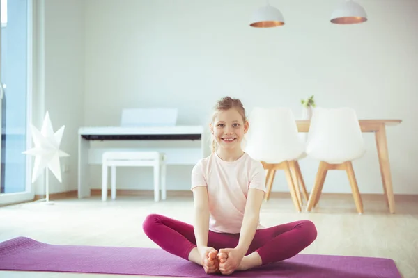 Niña Bastante Feliz Divirtiéndose Haciendo Ejercicios Yoga Casa Durante Cuarentena —  Fotos de Stock