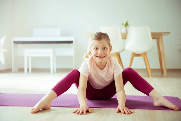 Ragazza Abbastanza Felice Bambino Divertirsi Facendo Esercizi Yoga Casa Durante — Foto Stock