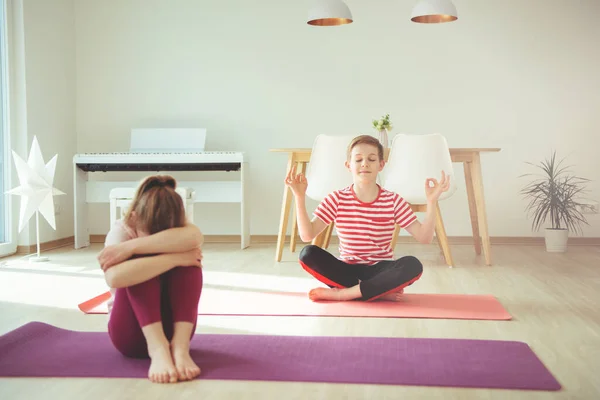 Dos Niños Adolescentes Sentados Pose Loto Haciendo Yoga Casa Durante —  Fotos de Stock