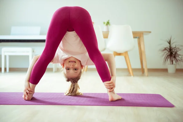 Jolie Fille Heureuse Enfant Amusant Faire Des Exercices Yoga Maison — Photo