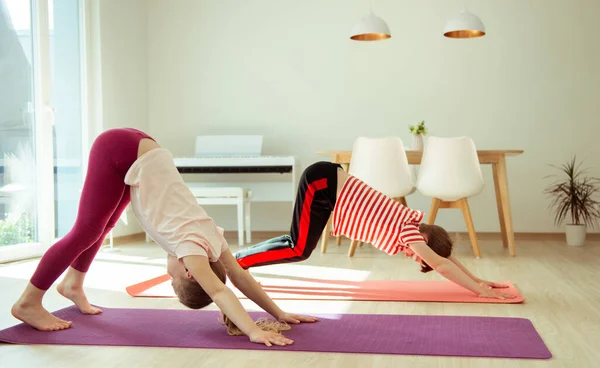 Felices Hermanos Niños Haciendo Yoga Casa Dueing Coronavirus Cuarentena —  Fotos de Stock