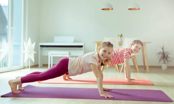 Gelukkig Broers Zussen Kinderen Maken Yoga Thuis Afstoffen Coronavirus Quarantaine — Stockfoto