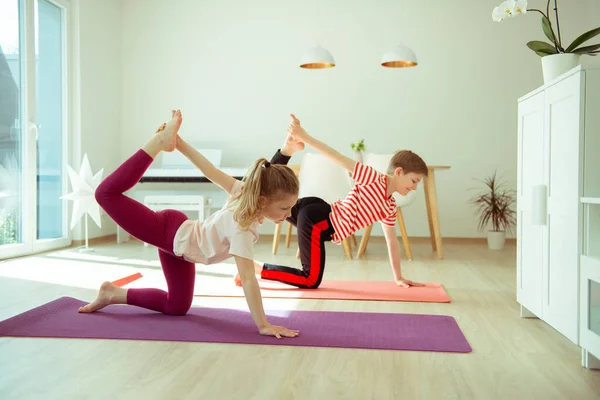 Anak Anak Bahagia Yang Sedang Melakukan Yoga Rumah Menjalani Karantina — Stok Foto
